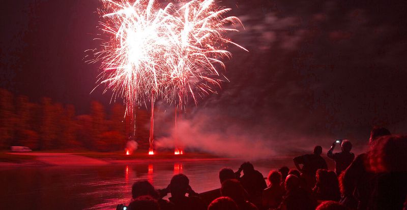 SoftEngine-Feuerwerk am Rheinufer vom der „MS Karlsruhe“ aus betrachtet.