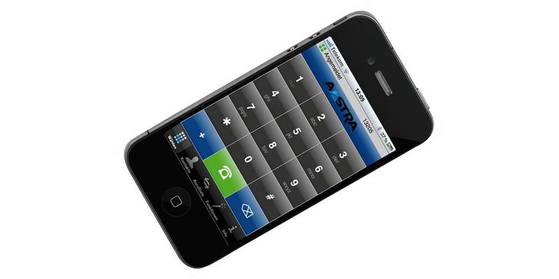 Der Aastra Mobile Client macht Smartphones (hier das iPhone) zu einer normalen Nebenstelle des Mittelstands-Kommunikationsservers Opencom 100.