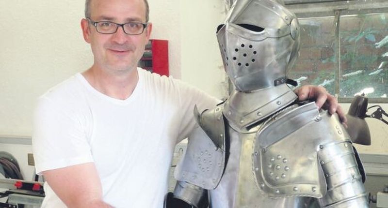 Das ist Heinz Schneider. Seine große Leidenschaft ist die Blechbearbeitung – nein nicht irgendeine, sondern er bringt das Blech schön in Form und macht daraus Ritterrüstungen.