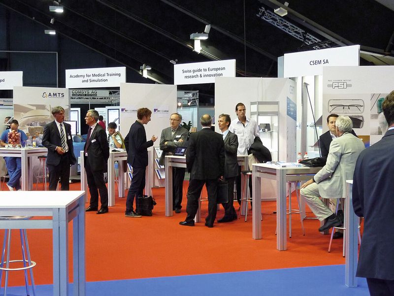 Le Center of Attention offre la possibilité de dialoguer avec les représentants des instituts scientifiques et de recherches.