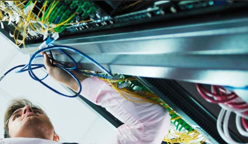 Luc Andries, Chief Technology Officer bei SDNsquare, ein weltweiter Partner, ist zugleich Anwender von Alcatel-Lucent: „Statt jeden Switch einzeln und lokal im Netzwerk arbeiten zu lassen, haben wir ein Expertensystem gebaut, das automatisch – und intelligent – alle Details der Netzwerkkonfigurationen managt.“