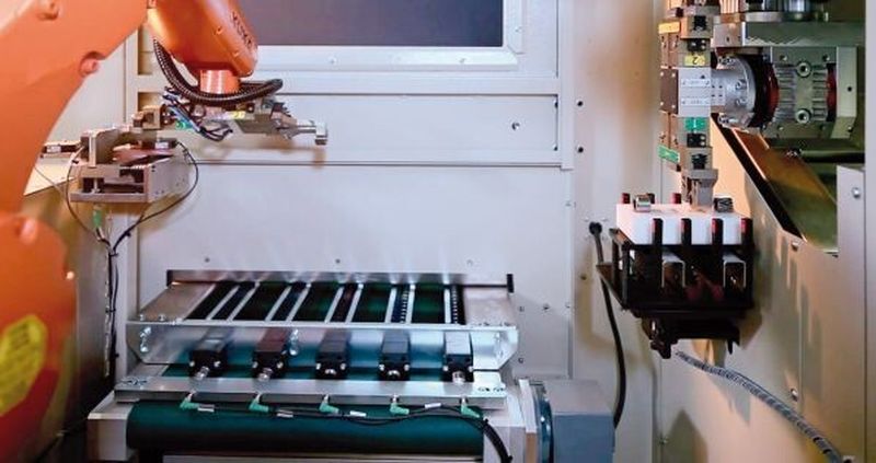 Flexible Werkstückzuführung und -prüfung sowie Übergabe an den Maschinenlader der Wälzfräsmaschine: Den Werkstücktransport übernimmt dabei ein Roboter.