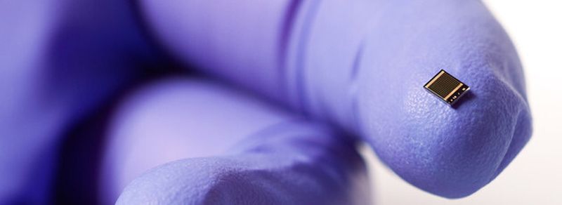 Weltrekordsolarzelle mit 44,7 Prozent Wirkungsgrad, bestehend aus vier Teilsolarzellen auf Basis von III-V Halbleitern, für die Anwendung in der Konzentrator-Photovoltaik.