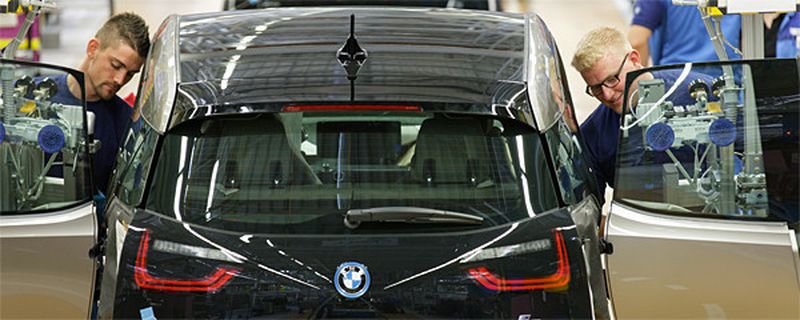 Seit dem 18. Oktober rollen bei BMW in Leipzig i3 vom Band. Das Unternehmen investierte für die Produktion der i-Modelle am Standort rund 400 Millionen Euro.