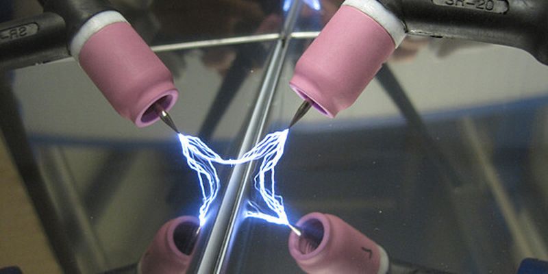 Sieger im DVS-Fotowettbewerb war Simon Kramer mit dem Bild „Zünden eines Lichtbogens in einer Spiegelblech-Edelstahlwanne“.
