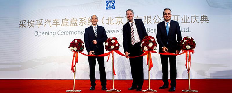 Offizielle Eröffnung des neuen Achsenwerks von ZF in Peking (v. l.): Uwe Coßmann, Leiter der Division Pkw-Fahrwerktechnik, ZF-Chef Dr. Stefan Sommer und Dr. Peter Holdmann, Leiter der Entwicklung sowie des Geschäftsfelds Achssysteme.