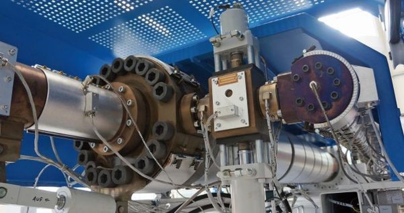 Bild 1: Schussgewichte bis 90 kg: Die große 130-l-Kolbeneinspritzeinheit wird von einem parallel dazu angeordneten 70 mm-Hochleistungsextruder befüllt; dazwischen befindet sich ist ein Sperrschieber.