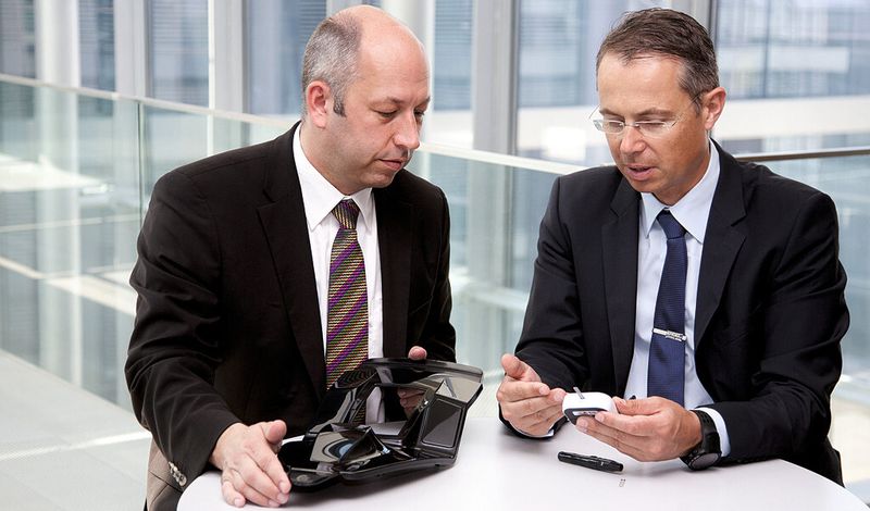 „Großes Potenzial“: Michael Fischer, Verkaufsleiter Technologien (li) und Christoph Lhota, Leiter Geschäftsbereich Medical bei Engel versprechen Medizintechnikherstellern mit Multifunctional Surfaces deutlich mehr Hygiene und signifikant geringere Fertigungskosten.
