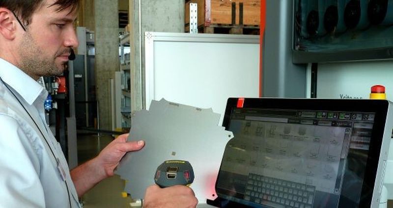 Die Abkantpresse Xcite 80 E ist eine elektrische Maschine, die preislich als Einstiegsmaschine gilt. Die Daten für ein Blechteil werden über QR-Code in die Maschine eingelesen.