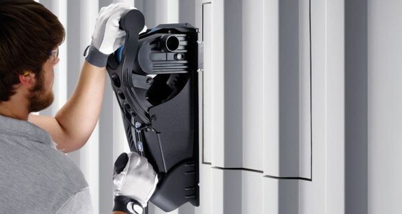 Der handgeführte Cutter wiegt unter 10 kg. Sein ergonomisch geformtes Griffsystem ermöglicht auch über längere Zeit ein präzises, ermüdungsfreies Arbeiten.