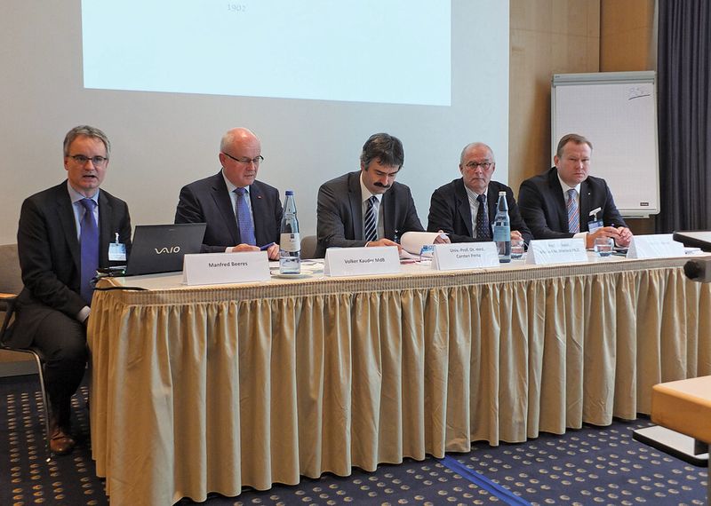 Bereit für einen konstruktiven Schlagabtausch: Manfred Beeres (BVMed), Volker Kauder (CDU), Prof. Carsten Perka (Charité, Berlin), Prof. Michael M. Morlock (TU Hamburg-Harburg), Marc D. Michel (Peter Brehm GmbH).