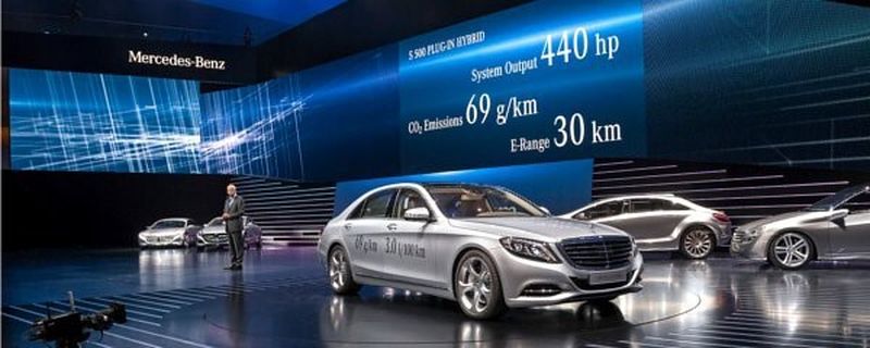 Mit 69 Gramm CO2 pro Kilometer setzt der Mercedes-Benz S 500 Plug-in-Hybrid einen kaum für möglich gehaltenen Emissionswert für Luxuslimousinen – zumindest laut NEFZ-Zyklus. Das ist auch dringend notwendig, denn laut einer aktuellen Studie ist Daimler das Schlusslicht der deutschen Premium-Flotten.