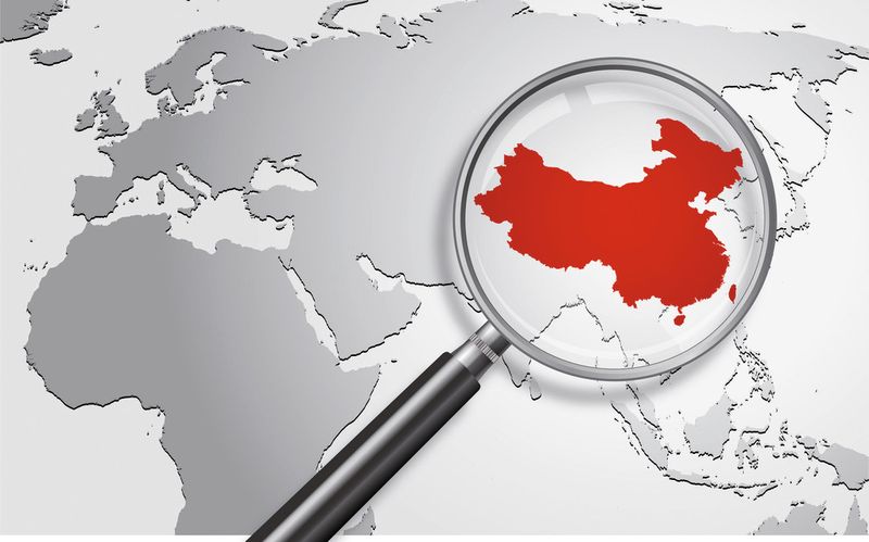 Genau hinsehen: Wer Medizinprodukte für die Volksrepublik China zulassen will, steht seit März dieses Jahres neuen Herausforderungen – und Chancen – gegenüber.