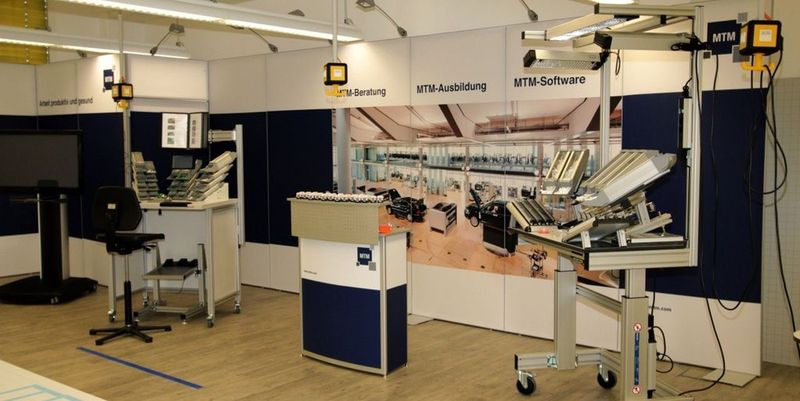 Im neuen Trainingscenter Stuttgart der MTM-Akademie erleben Teilnehmer an Aus- und Weiterbildungen den Unterschied zwischen gut und schlecht gestalteter Arbeit hautnah.