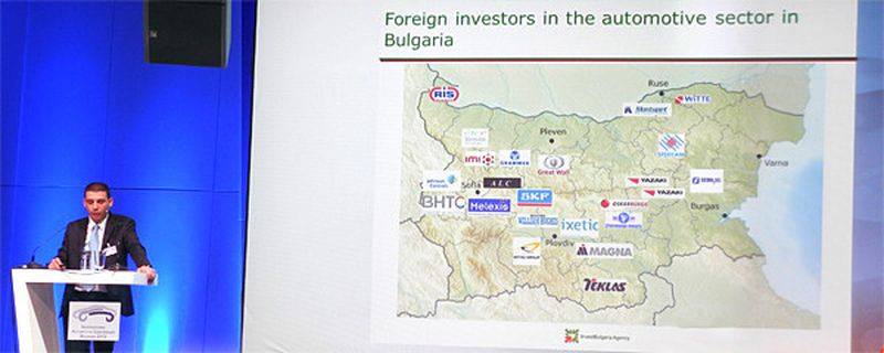 Svetoslav Mladenov, Chef der Bulgarischen Agentur für Investitionen, zeigt bei der IACB die Verteilung der Standorte ausländischer Automotive-Unternehmen in Bulgarien.