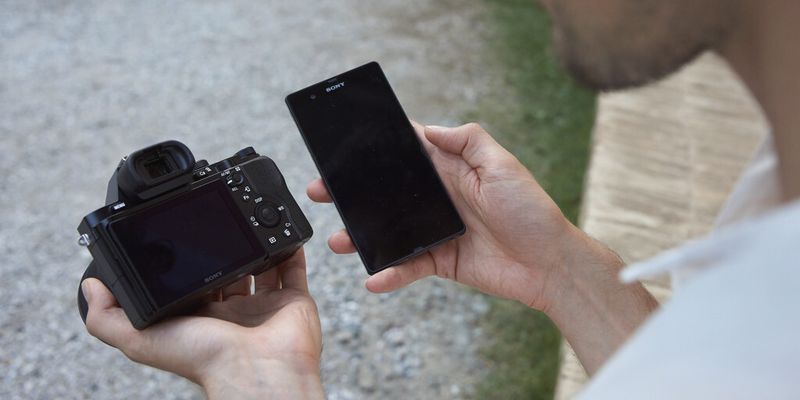 Die Sony-Kameras α7 und α7R können mit einem Smartphone ferngesteruert werden.