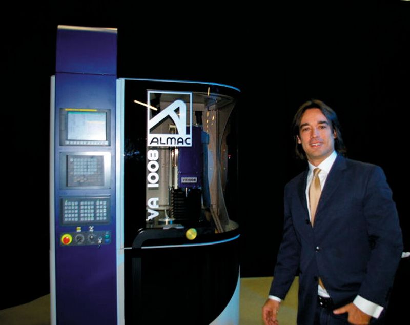 Enrique Luis Sardi, le designer de la nouvelle game de machines Almac, à côté de ses oeuvres, lors des portes ouvertes d'ALMAC des 16 et 17 octobre 2013.