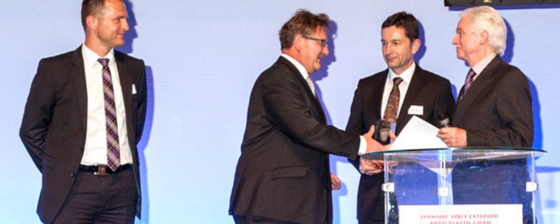 Dr. Martin Goede, Leiter Technologieplanung und -entwicklung (l.), und Dr. Hansjörg Kurz, Leiter Technologieentwicklung und Produktionsprozesse (2. v.l.), nahmen den SPE Innovation Award für Volkswagen entgegen.