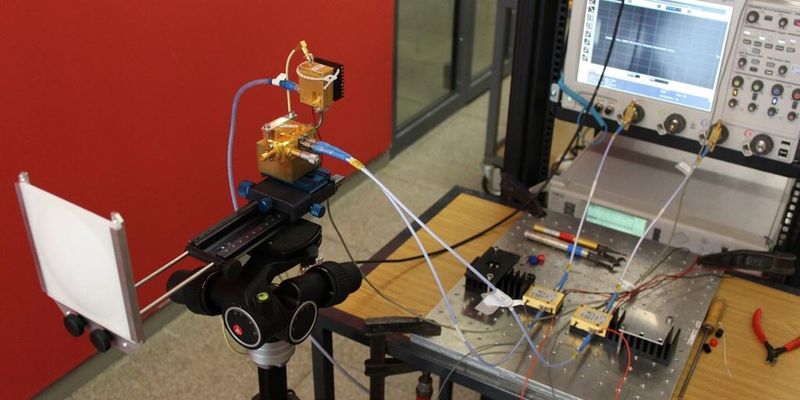 Weltrekordaufbau mit 100 GBit/s: Die Empfängereinheit (links) nimmt das Funksignal auf, das vom Oszillsokop (rechts) aufgezeichnet wird.