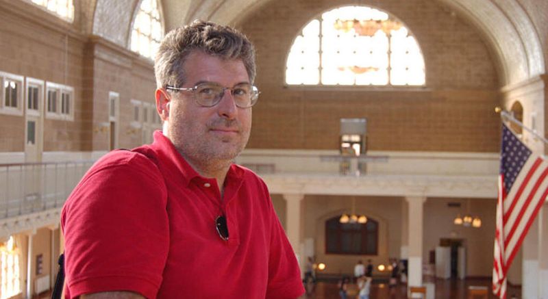 Bruce Momjian ist Senior Database Architect bei EnterpriseDB, einem Anbieter von professionellen PostgreSQL-Produkten/-Dienstleistungen und Kompatibilitätslösungen zur Oracle-Datenbank, und Mitbegründer der PostgreSQL Global Development Group.