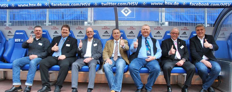 Der neu formierte Vorstand des BIV auf der Trainerbank des Hamburger SV.