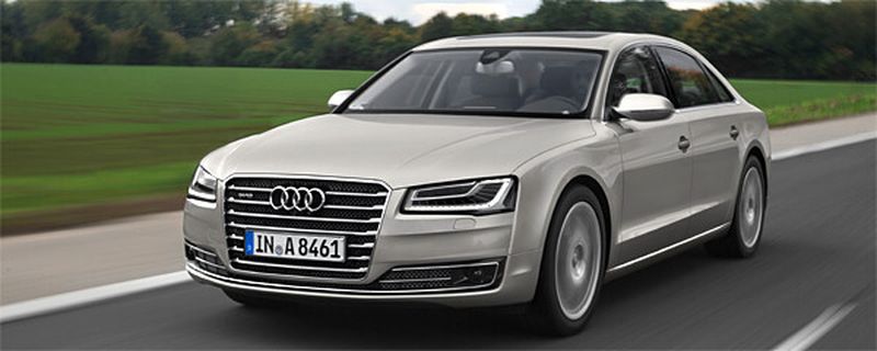 Audi hat sein Flaggschiff A8 geschärft. Auffällige Details dabei sind die Lichttechnik und effizientere Motoren.