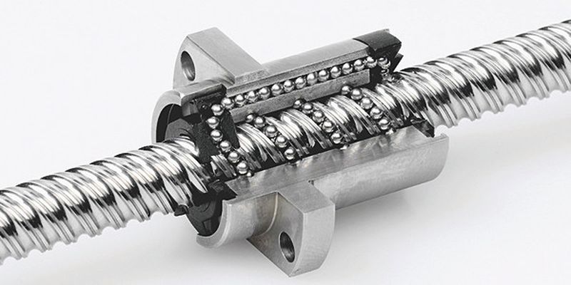 Aufgeschnittener Kugelgewindetrieb «Carry Speedline» mit patentiertem Umlenkungssystem für die Kugelrückführung.