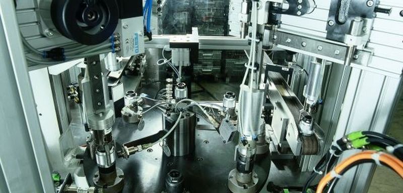 Vor allem im produzierenden Gewerbe, hier eine Bohrfutter-Montageanlage, ist Druckluft ein unverzichtbarer, sauberer und flexibel einsetzbarer Energieträger, für dessen Erzeugung aber ein vergleichsweise hoher Energieaufwand nötig ist.