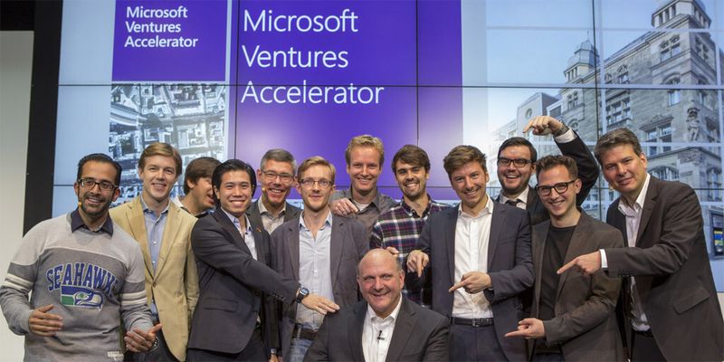 Strahlende Gesichter: Steve Ballmer und Christian P. Illek begrüßen zusammen mit Rahul Sood und Stephan Jacquemot die neun Startups der ersten Klasse des Microsoft Ventures Accelerators in Berlin: Attaching.it, Babbo, Cringle, EvoMob, Makeapoint, MyLorry, Researchcluster, Sensorberg und UnlockYourBrain.