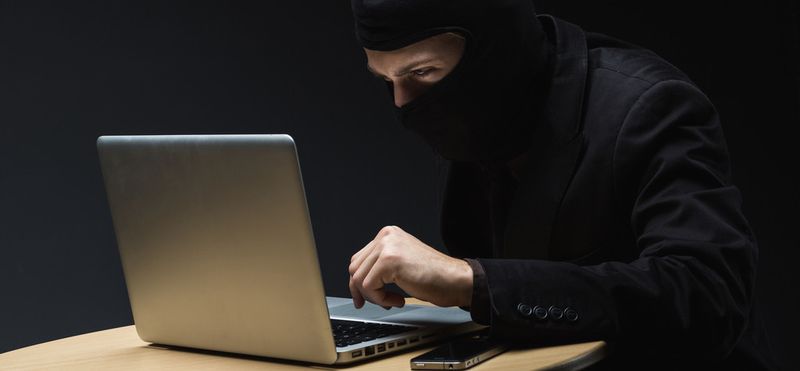 Unverschlüsselt im Klartext versendete E-Mails bieten praktisch keinen Schutz vor krimineller Manipulation. Dennoch versenden Unternehmen täglich unzählige geschäftskritische Dokumente und Informationen auf diesem Weg.