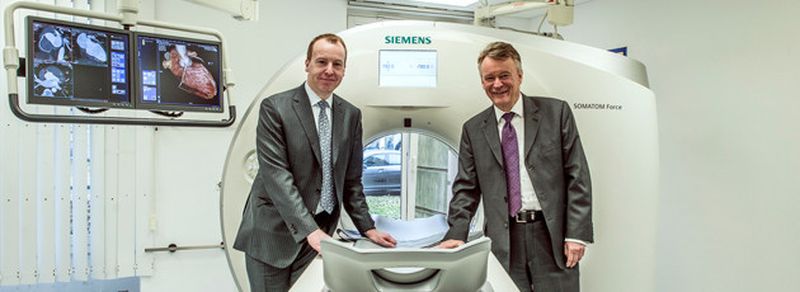 Somatom Force, der neue Computertomograph (CT) von Siemens, wurde an der Universitätsmedizin Mannheim (UMM) weltweit erstmals öffentlich vorgestellt. Von links nach rechts: Prof. Dr. Stefan Schönberg, Direktor des Instituts für Klinische Radiologie und Nuklearmedizin, Universitätsmedizin Mannheim und Prof. Dr. Hermann Requardt, Mitglied des Vorstands der Siemens AG, CEO Sektor Healthcare.