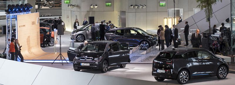 Marktstart: Am 15. November - einen Tag vor dem offiziellen Marktstart - wurden die ersten BMW i3 Kundenfahrzeuge in der BMW Welt an ihre neuen Besitzer übergeben