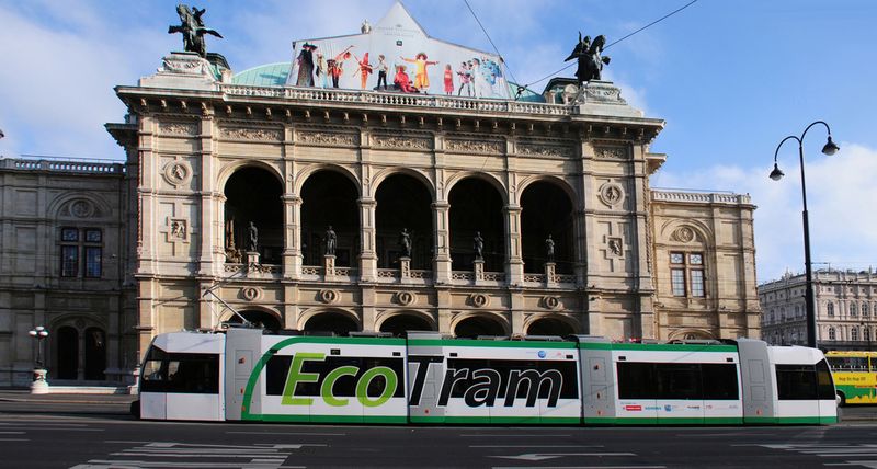 Fährt der Wagen beispielsweise an einem Sommertag in einen Tunnelbereich, wo die Umgebungsluft kühler ist, so schaltet das System vorausschauend die Kühlung zurück.