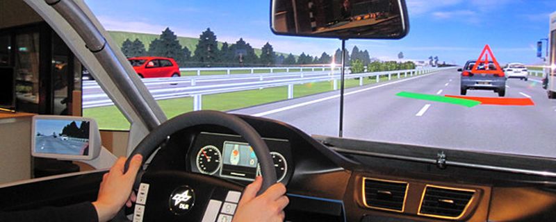Das Deutsche Zentrum für Luft- und Raumfahrt e.V. hat ein Fahrerassistenzsystem getestet, das Ausweichmanöver automatisch durchführt. Bei Geschwindigkeiten über 50 km/h finden die Tests aus Sicherheitsgründen im Simulator statt.