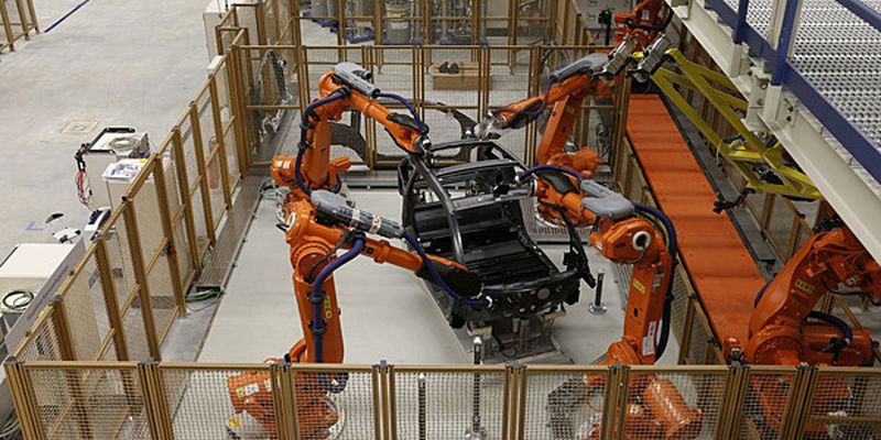 Ist das die Zukunft? ABB-Roboter bearbeiten das CFK-Life-Modul des BMW i3 im Werk Leipzig.