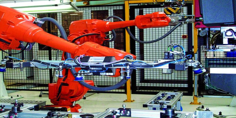 Ein Highlight auf den Innodays: Auf dieser Hybridanlage wird das klassische Fügen, in diesem Fall das Punktschweißen, mit dem Kleben verbunden und die Komponenten (Trägerbleche für Heckscheibeneinsätze) so mit einer höheren Festigkeit ausgestattet.