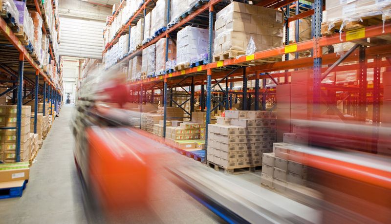 Mit SAP HANA werden Daten im Warehouse noch schenller bewegt.