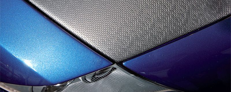 Der Werkzeug- und Anlagenspezialist Frimo zeigte auf der Messe „Composites Europe 2013“ in Stuttgart weltweit erstmalig Karosseriekomponenten aus Pur-Composites mit Haihauteffekt. Deren Zweck: Kraftstoff sparen.