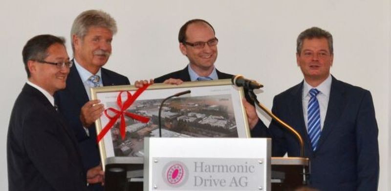 V.l.: Masanao Kobayashi (stellvertretender Vorstandvorsitzender Harmonic Drive AG), Reinhard Ernst (Aufsichtsratsvorsitzender Harmonic Drive AG), Olover Hamm (Architekturbüro Hamm + Partner) sowie Ekrem Sirman (Vorstandsvorsitzender Harmonic Drive AG).