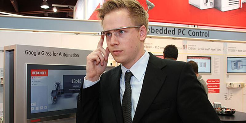 Dass man Google Glass sehr gut für industrielle Zwecke nutzen kann, wurde auf der SPS IPC Drives auf dem Stand von Beckhoff demonstriert. So können zum Beispiel dem Inbetriebnehmer oder Servicetechniker über das Head-up-Display Zusatzinformationen direkt am Prozess angezeigt werden.