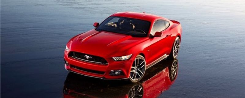 Die Designer des Ford Mustang Fastback-Coupés setzten buchstäblich mit einem weißen Blatt Papier noch einmal ganz von vorne an: Den Charakter dieser Sportwagen-Ikone führten sie jedoch fort.