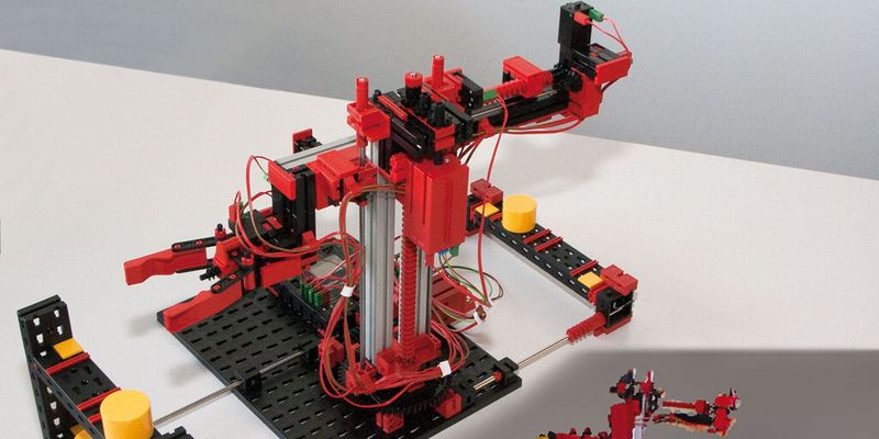 Auf dem Weg zur vierten industriellen Revolution: Die Miniaturfabrik von Fraunhofer verbindet die reale mit der virtuellen Welt (kleines Motiv rechts unten).