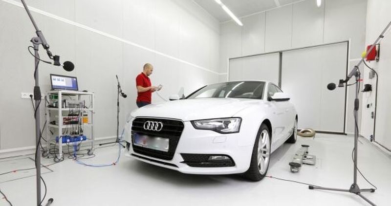 Fahrzeugprüfstand: Hier können Fahrzeuge bis zur Größe eines Lieferwagens geräuschtechnisch untersucht werden.