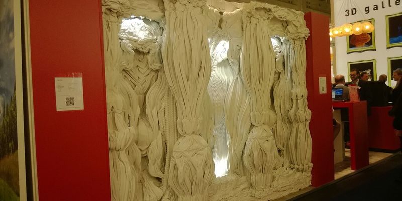 Auf der Euromold 2013 am Stand von Voxeljet (Halle 11/C132) zu sehen: Die begehbare Grotte der Architekten Michael Hansmeyer und Benjamin Dillenburger besteht aus lackiertem Sand und ist im 3D-Druckverfahren hergestellt.