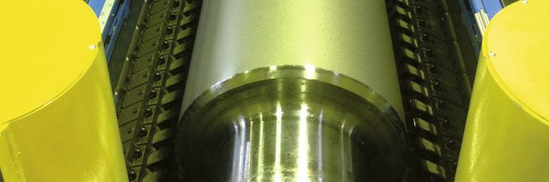 EDT-Maschine (Electrical Discharge Texturing) mit Elektrodenreihen beidseitig der Walze.