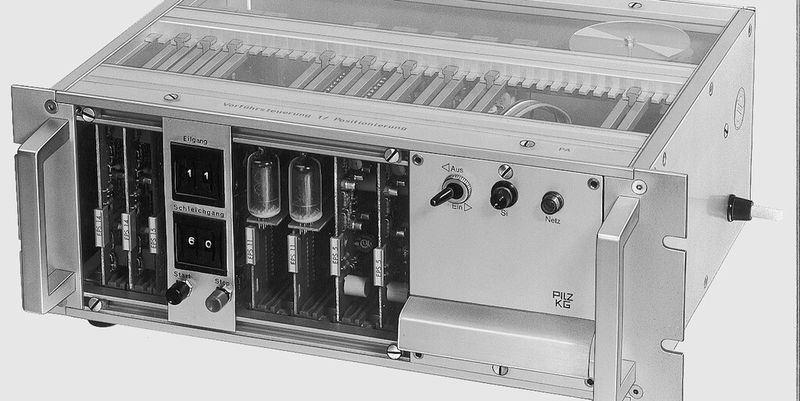 Ab 1969 brachte Pilz das Europilz-System auf den Markt – festverdrahtete Steuerungstechnik als Ursprung der programmierbaren Sicherheitssteuerungen. Auf Basis des Europilz-Systems konnte Pilz 1974 die Forderung des Marktes nach „freier Programmierung mit der Steuerung PC4K erfüllen.