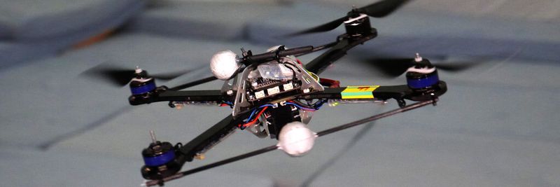 Dank einem neuen Steuerungsalgorithmus kann dieser Quadrocopter auch nach dem Verlust eines Propellers in der Luft bleiben.