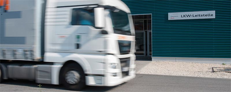 Die Werkslogistik in den Automobil-Produktionswerken ist in den vergangenen Jahren immer komplexer geworden. Mit einem neuen Logistikkonzept plant und steuert der Automobilhersteller den wachsenden Lkw-Anlieferverkehr intelligenter.
