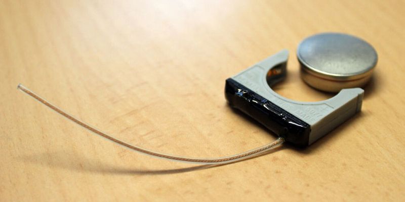 Eine sprachgesteuerte Funkwanze mit Knopfbatterie als Energiequelle.