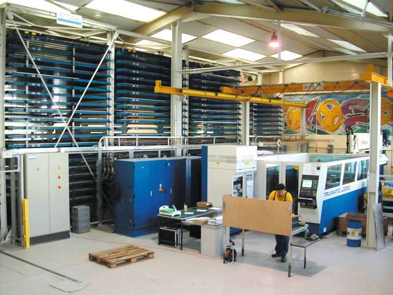Installation entièrement autonome comprenant un centre de découpage laser Trumpf Trumatic L3050 à CNC et le stockage automatique.